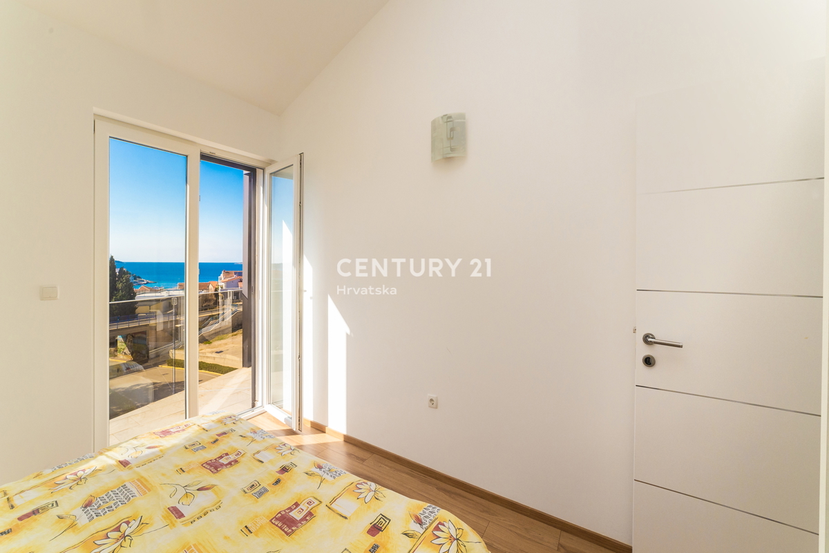 RIBOLJENO! Primošten, 2,5-sobni stan s pogledom na more, garaža, namješten, odmah useljiv