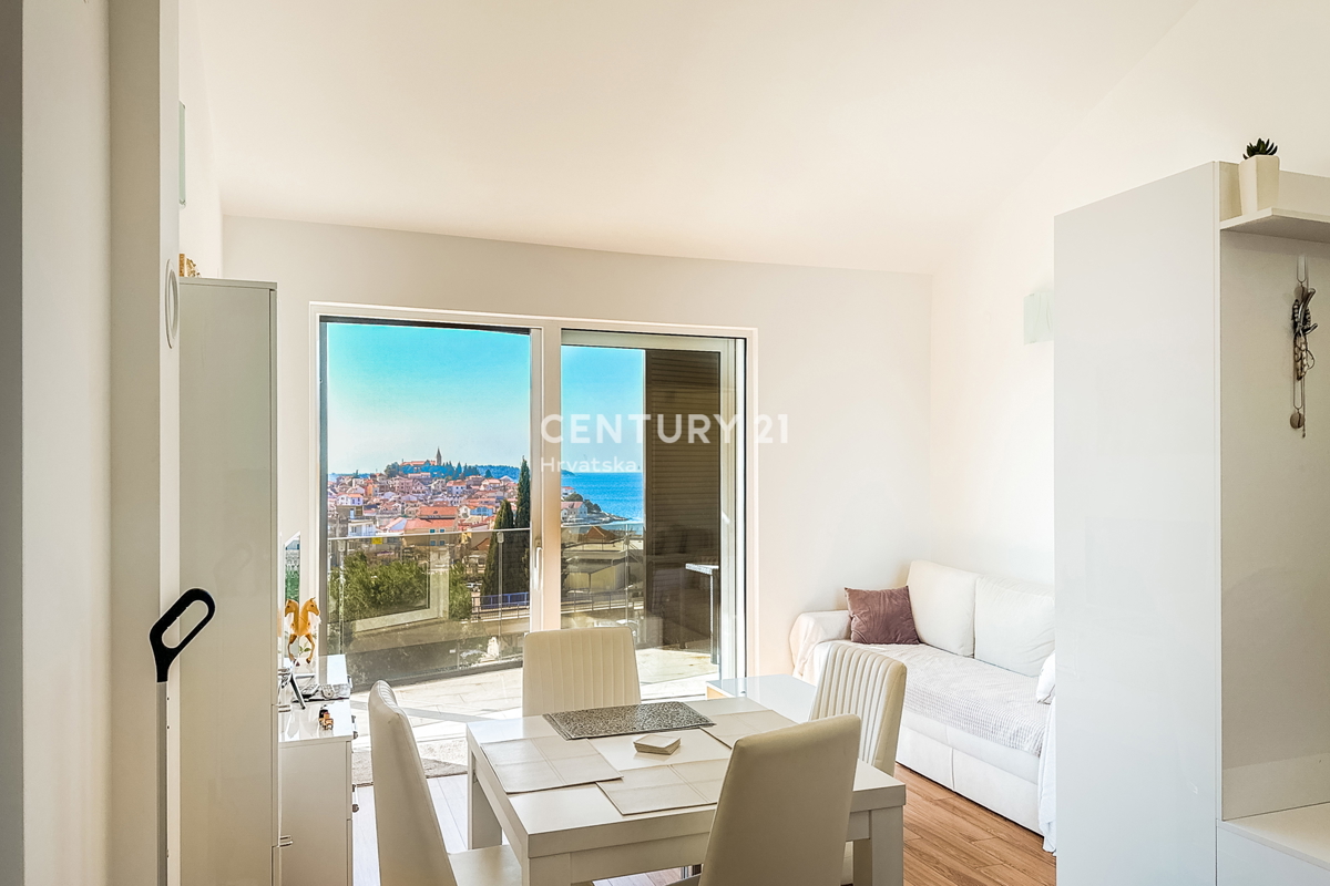 RIBOLJENO! Primošten, 2,5-sobni stan s pogledom na more, garaža, namješten, odmah useljiv