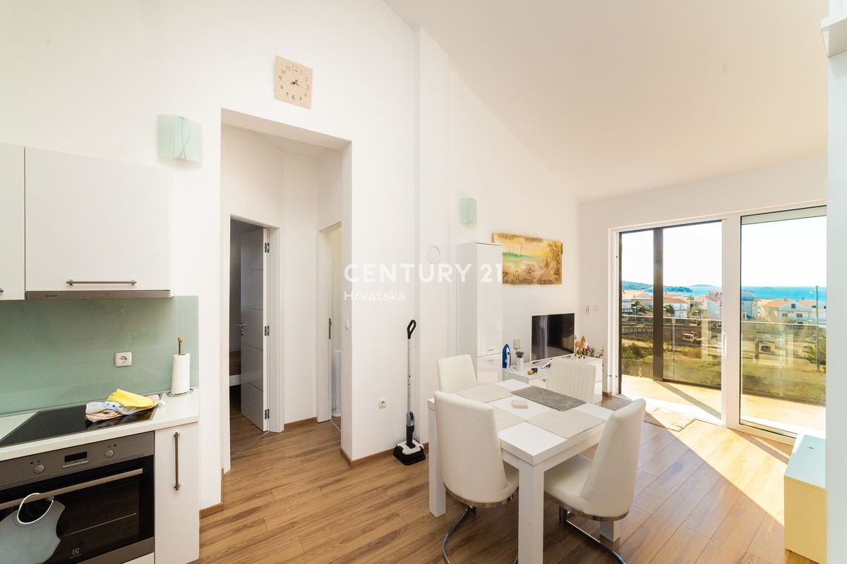 RIBOLJENO! Primošten, 2,5-sobni stan s pogledom na more, garaža, namješten, odmah useljiv