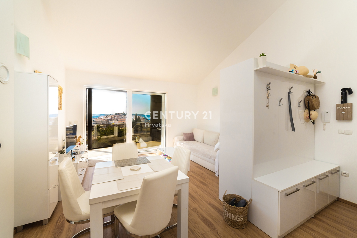 RIBOLJENO! Primošten, 2,5-sobni stan s pogledom na more, garaža, namješten, odmah useljiv