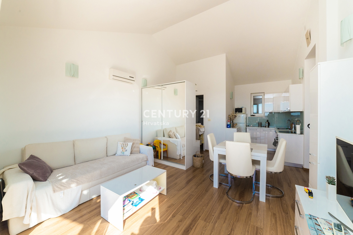 RIBOLJENO! Primošten, 2,5-sobni stan s pogledom na more, garaža, namješten, odmah useljiv