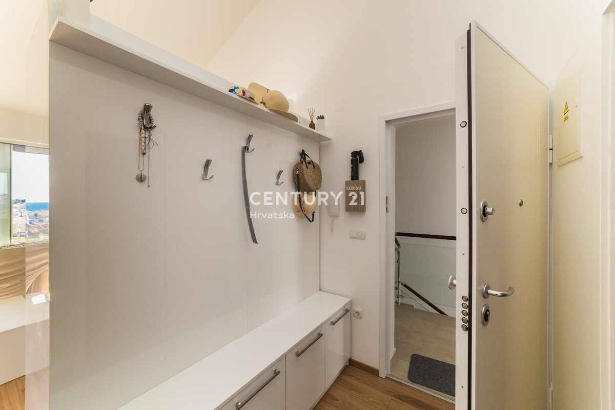 RIBOLJENO! Primošten, 2,5-sobni stan s pogledom na more, garaža, namješten, odmah useljiv