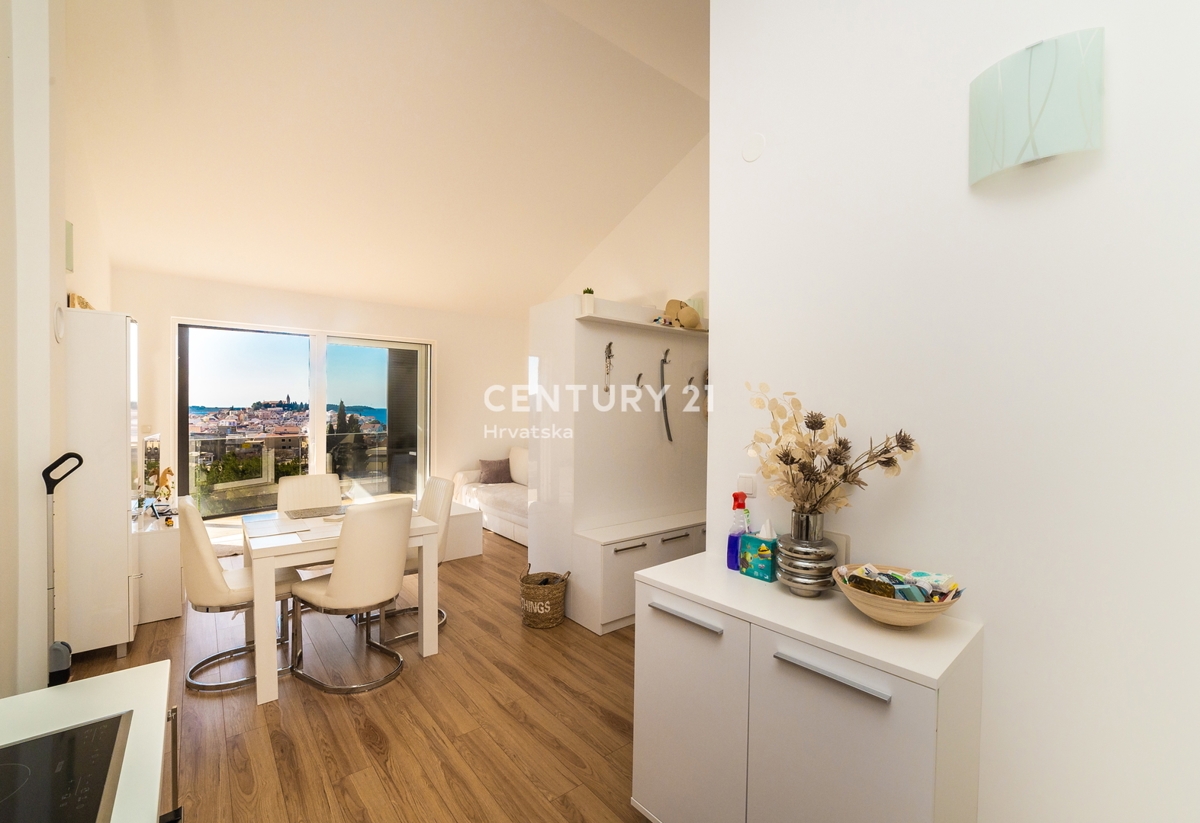 RIBOLJENO! Primošten, 2,5-sobni stan s pogledom na more, garaža, namješten, odmah useljiv