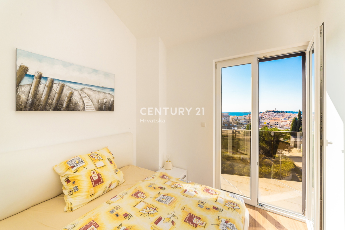 RIBOLJENO! Primošten, 2,5-sobni stan s pogledom na more, garaža, namješten, odmah useljiv