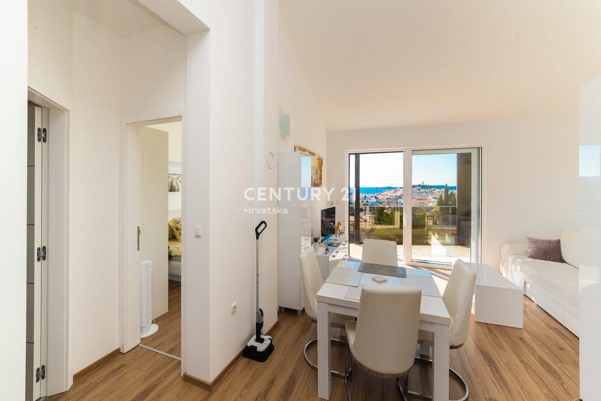 RIBOLJENO! Primošten, 2,5-sobni stan s pogledom na more, garaža, namješten, odmah useljiv