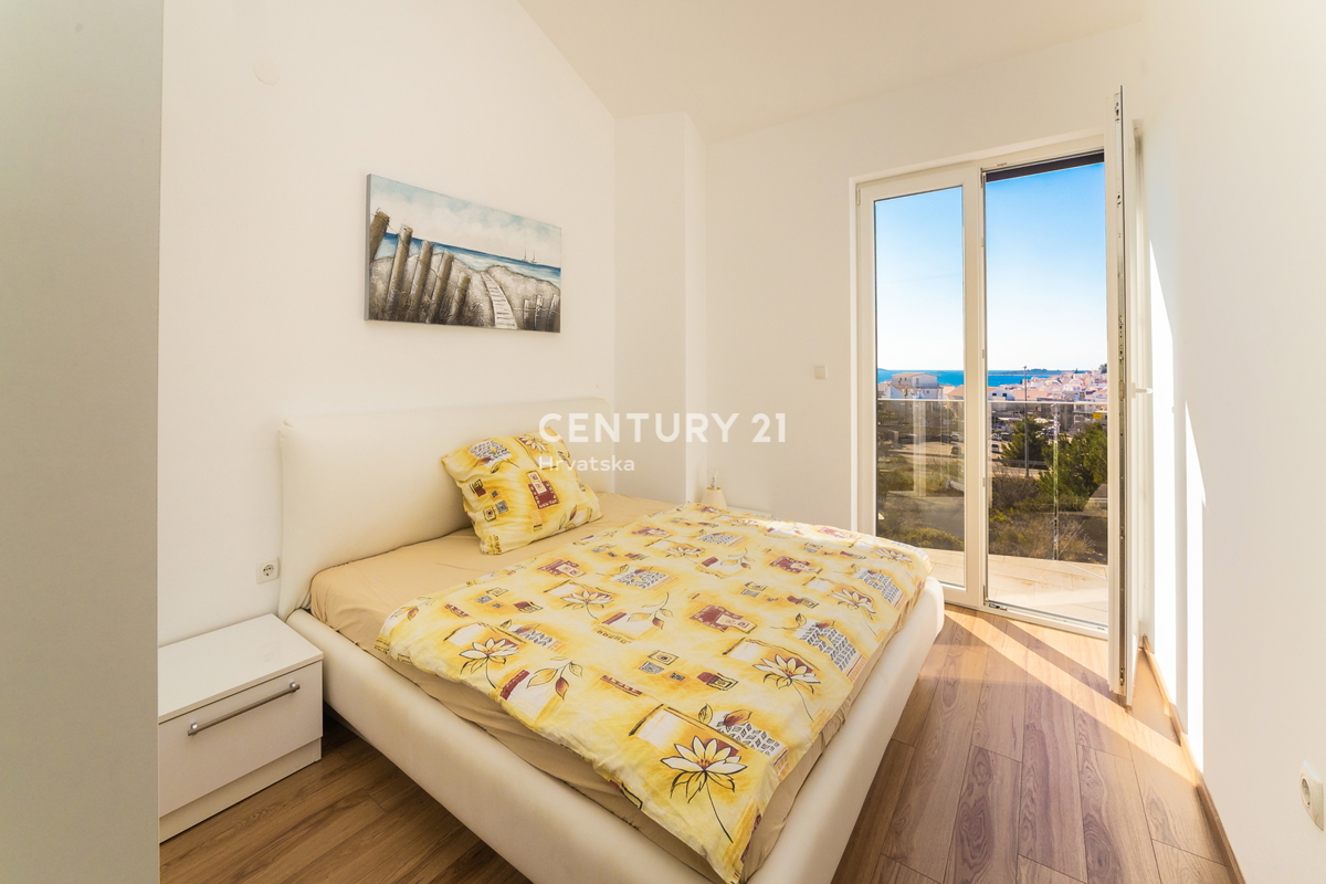 RIBOLJENO! Primošten, 2,5-sobni stan s pogledom na more, garaža, namješten, odmah useljiv