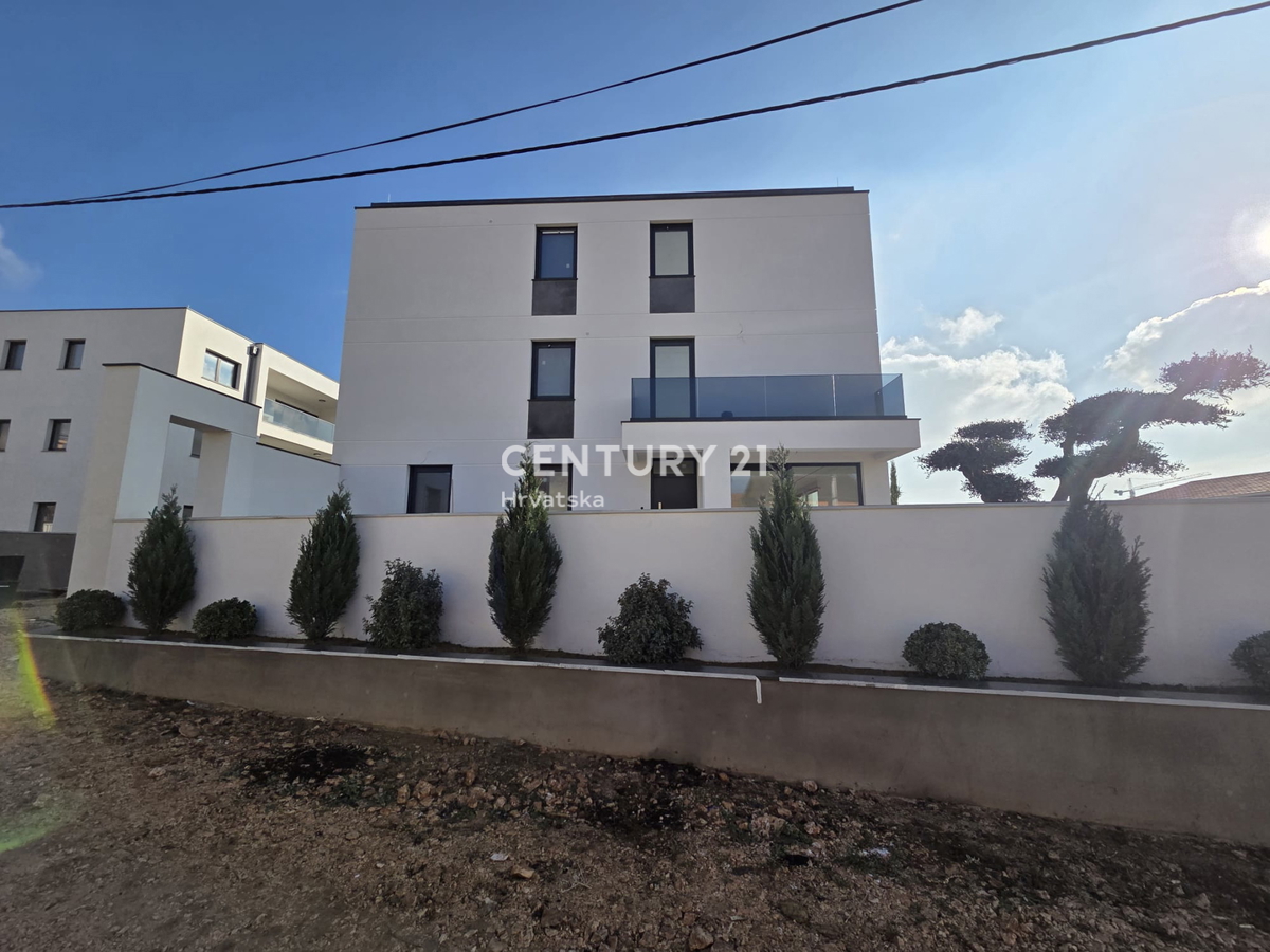 ZADAR, BILI BRIG, NUOVA COSTRUZIONE DI LUSSO, 3,5 VANI-110 m2, PIANO TERRA, GIARDINO