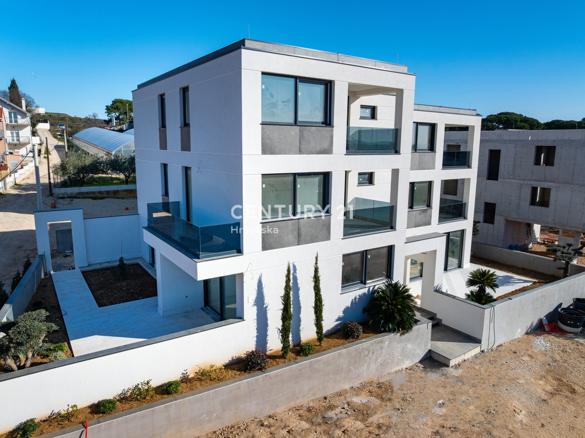 ZADAR, BILI BRIG, NUOVA COSTRUZIONE DI LUSSO, 3,5 VANI-110 m2, PIANO TERRA, GIARDINO
