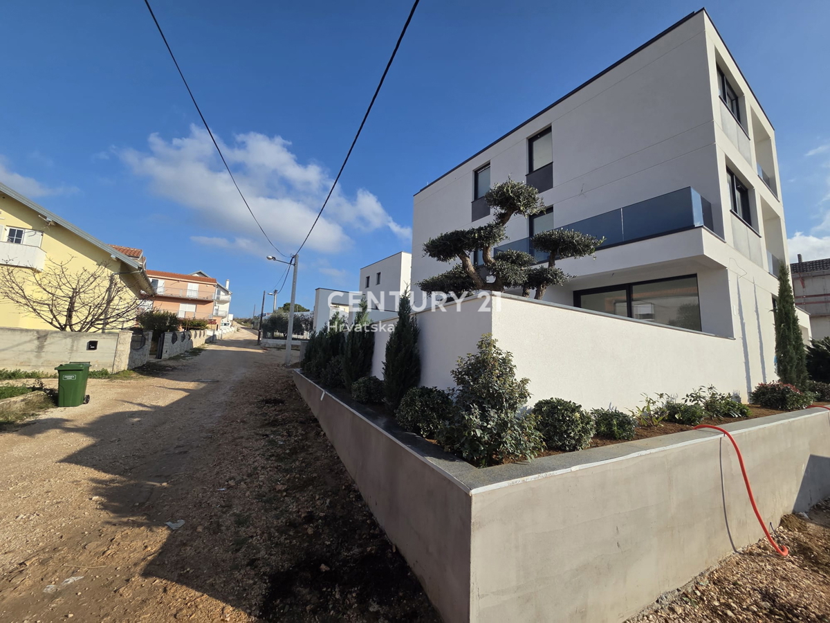 ZADAR, BILI BRIG, NUOVA COSTRUZIONE DI LUSSO, 3,5 VANI-110 m2, PIANO TERRA, GIARDINO