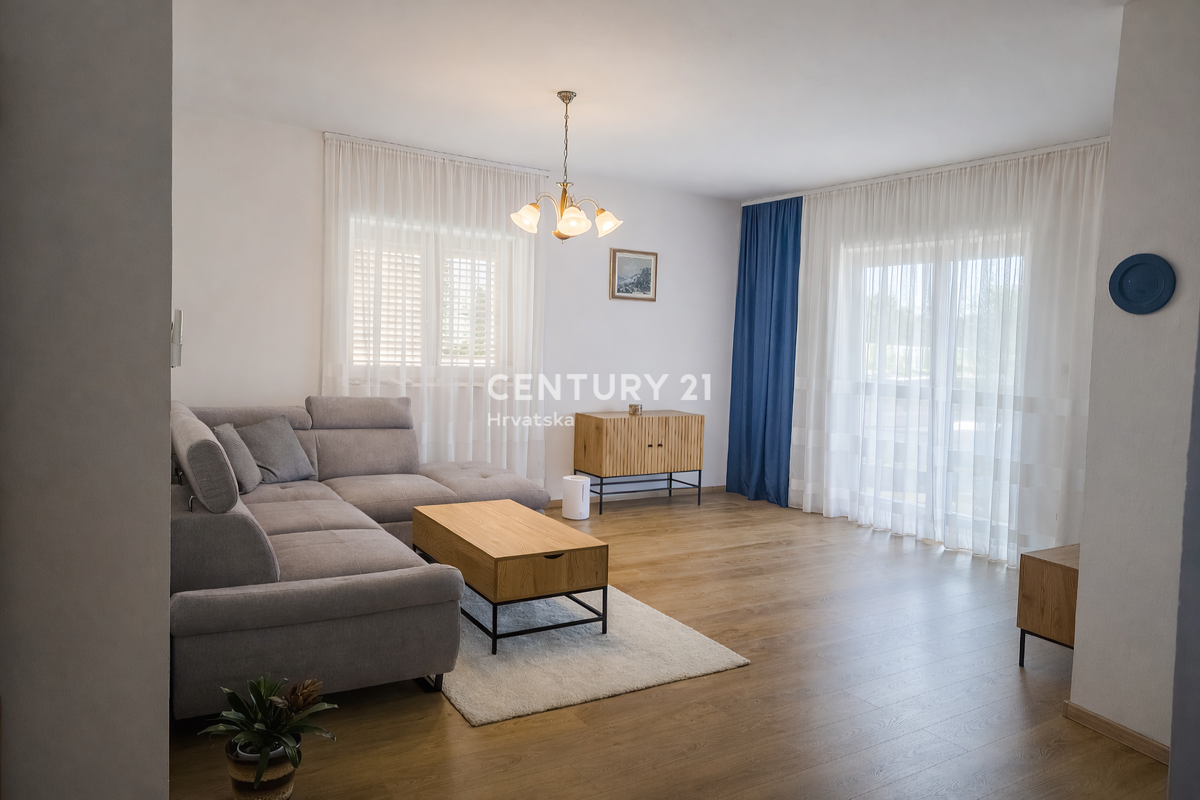 ZADAR, BRIŠEVO, CASA FAMILIARE CON GIARDINO, 145 M2, COMPLETAMENTE RISTRUTTURATA, ARREDATA E SUBITO ABITABILE