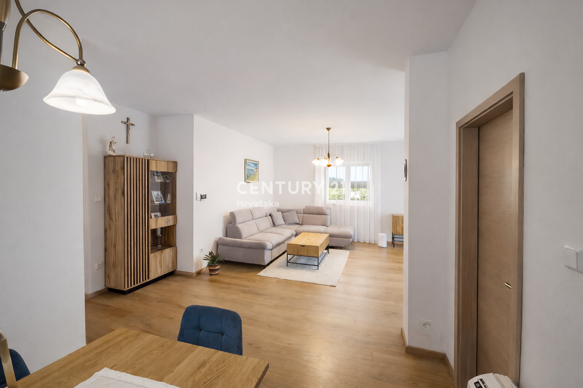 ZADAR, BRIŠEVO, CASA FAMILIARE CON GIARDINO, 145 M2, COMPLETAMENTE RISTRUTTURATA, ARREDATA E SUBITO ABITABILE