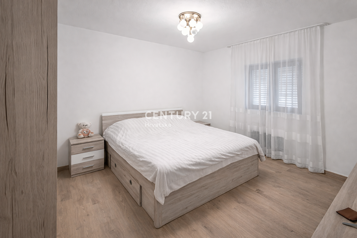 ZADAR, BRIŠEVO, CASA FAMILIARE CON GIARDINO, 145 M2, COMPLETAMENTE RISTRUTTURATA, ARREDATA E SUBITO ABITABILE