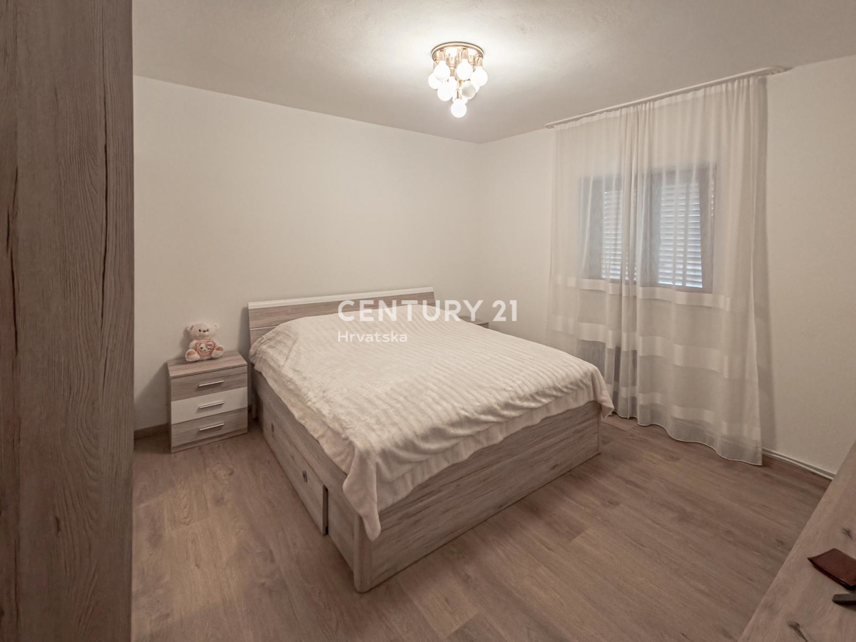 ZADAR, BRIŠEVO, CASA FAMILIARE CON GIARDINO, 145 M2, COMPLETAMENTE RISTRUTTURATA, ARREDATA E SUBITO ABITABILE