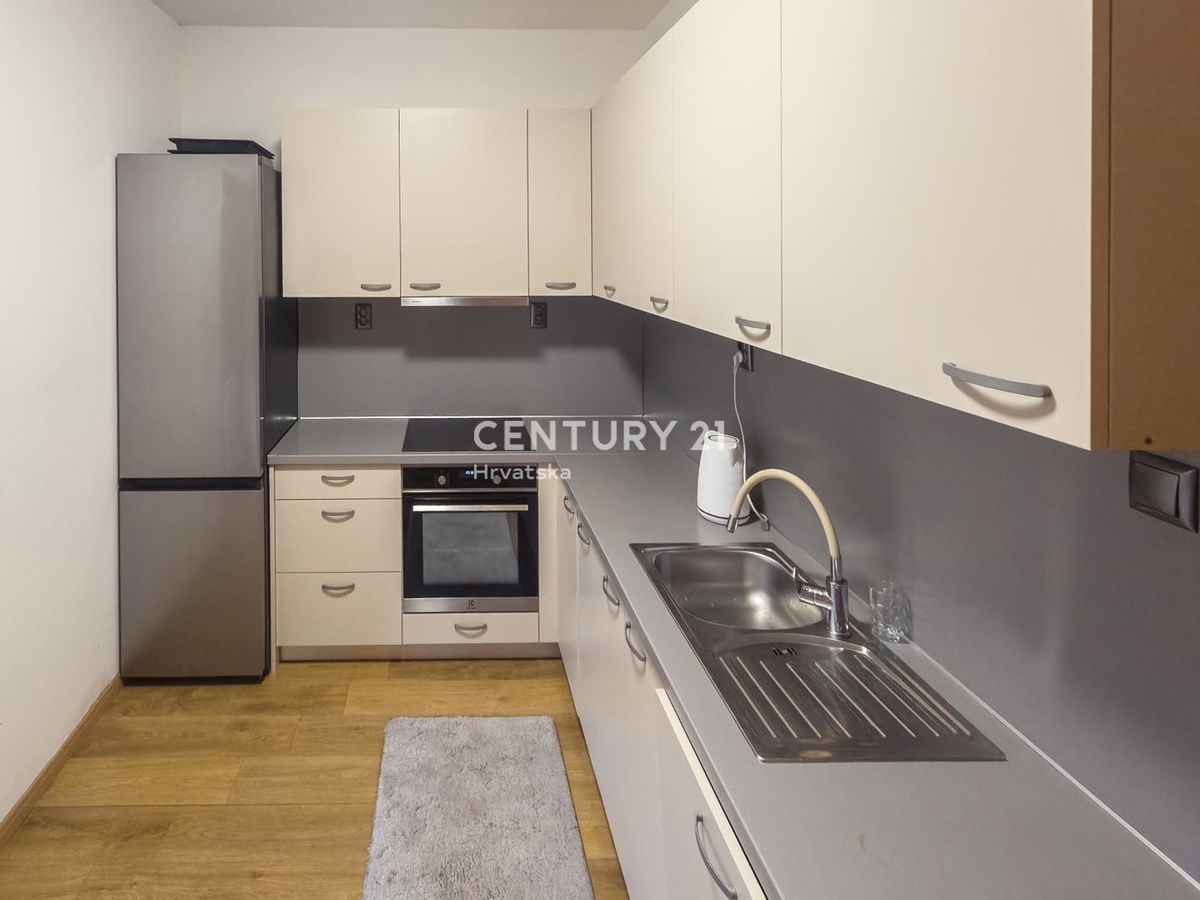 ZADAR, BRIŠEVO, CASA FAMILIARE CON GIARDINO, 145 M2, COMPLETAMENTE RISTRUTTURATA, ARREDATA E SUBITO ABITABILE