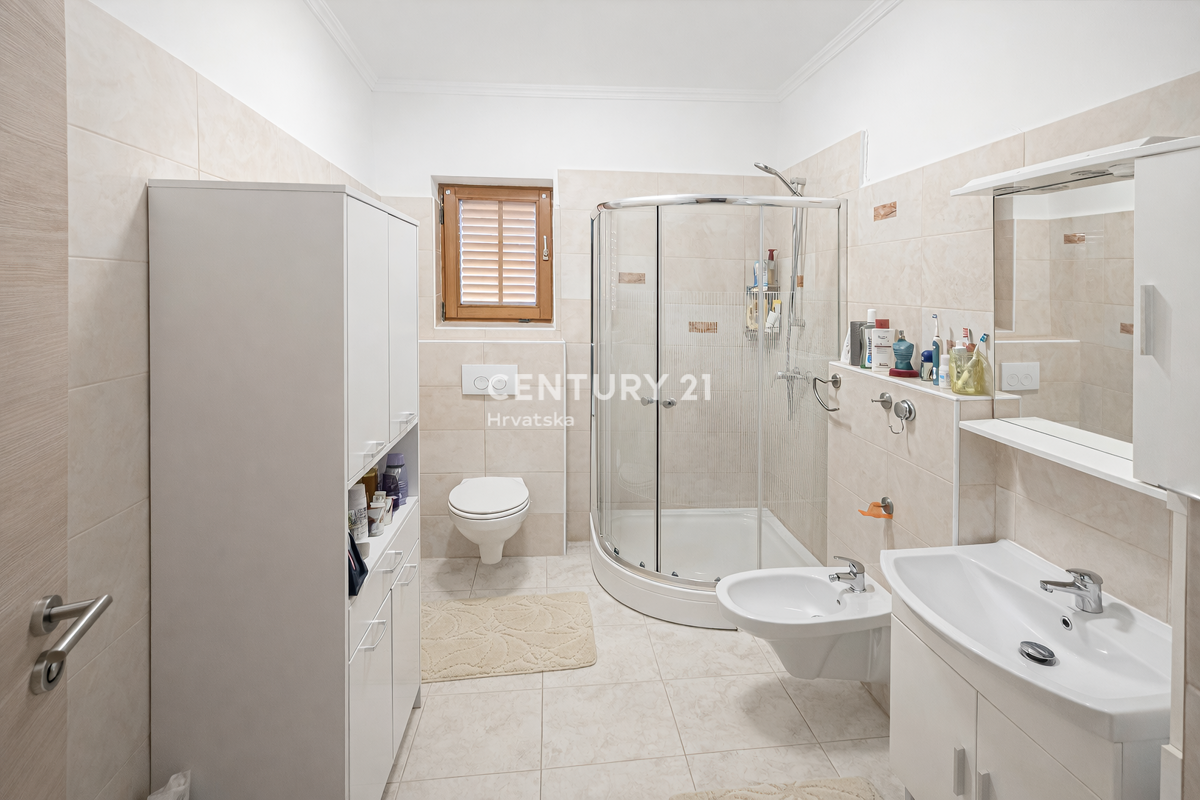 ZADAR, BRIŠEVO, CASA FAMILIARE CON GIARDINO, 145 M2, COMPLETAMENTE RISTRUTTURATA, ARREDATA E SUBITO ABITABILE