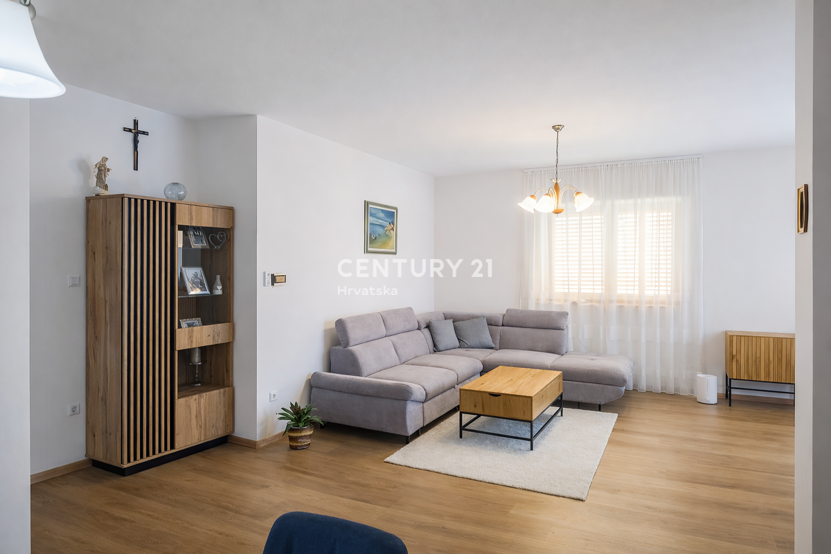 ZADAR, BRIŠEVO, CASA FAMILIARE CON GIARDINO, 145 M2, COMPLETAMENTE RISTRUTTURATA, ARREDATA E SUBITO ABITABILE