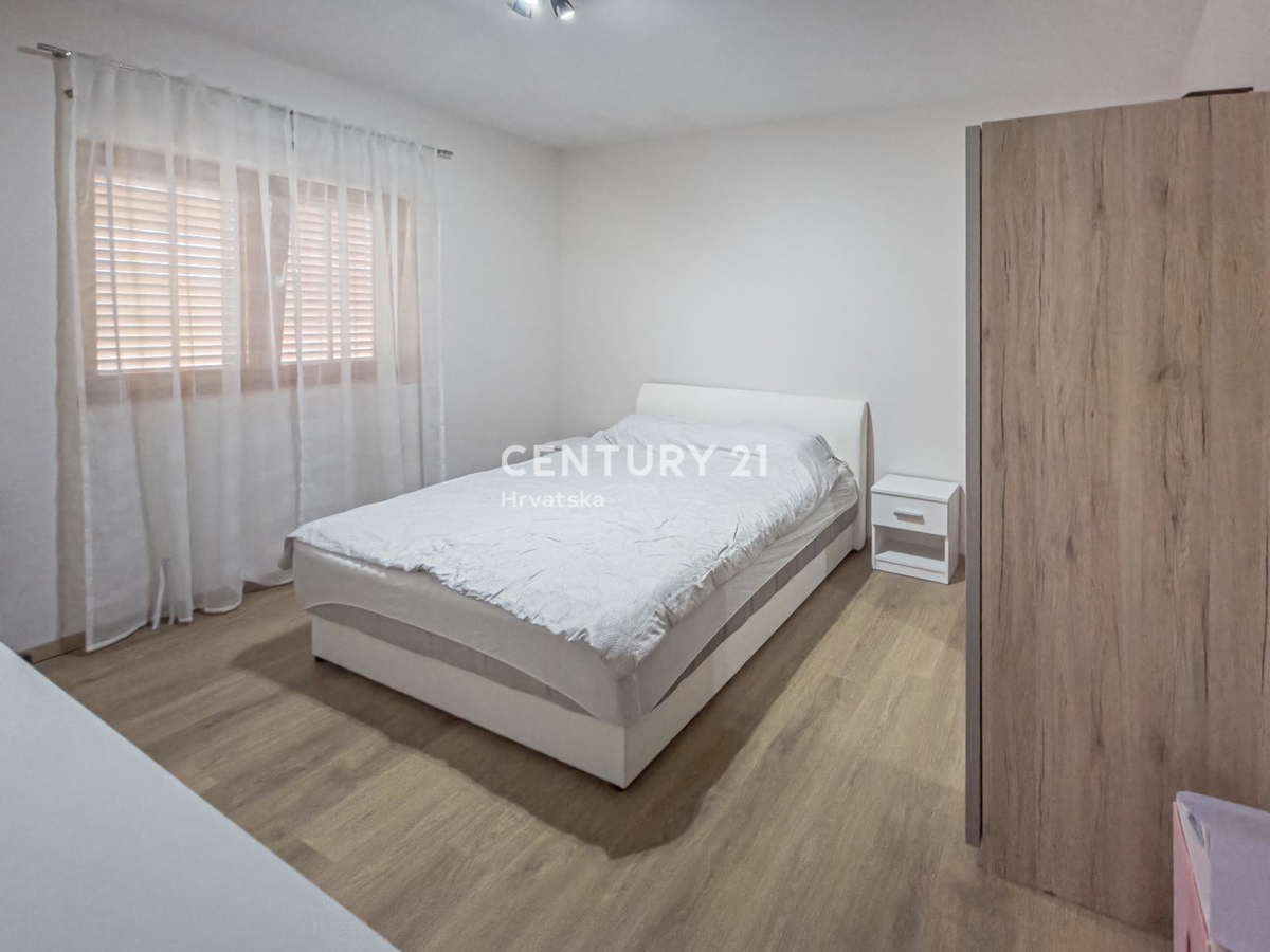 ZADAR, BRIŠEVO, CASA FAMILIARE CON GIARDINO, 145 M2, COMPLETAMENTE RISTRUTTURATA, ARREDATA E SUBITO ABITABILE