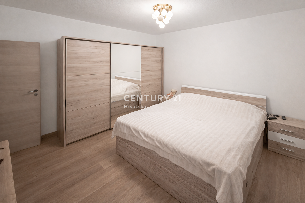 ZADAR, BRIŠEVO, CASA FAMILIARE CON GIARDINO, 145 M2, COMPLETAMENTE RISTRUTTURATA, ARREDATA E SUBITO ABITABILE