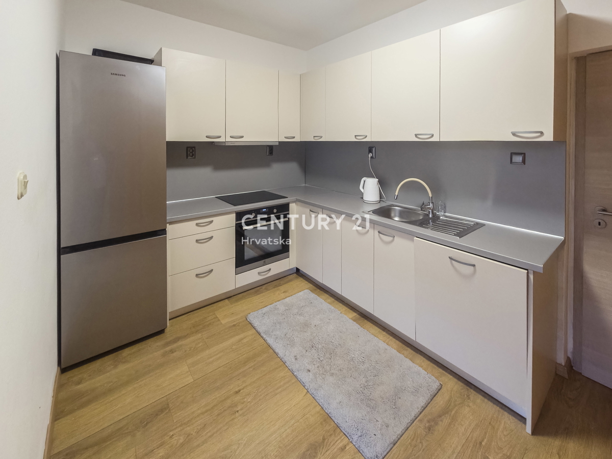 ZADAR, BRIŠEVO, CASA FAMILIARE CON GIARDINO, 145 M2, COMPLETAMENTE RISTRUTTURATA, ARREDATA E SUBITO ABITABILE