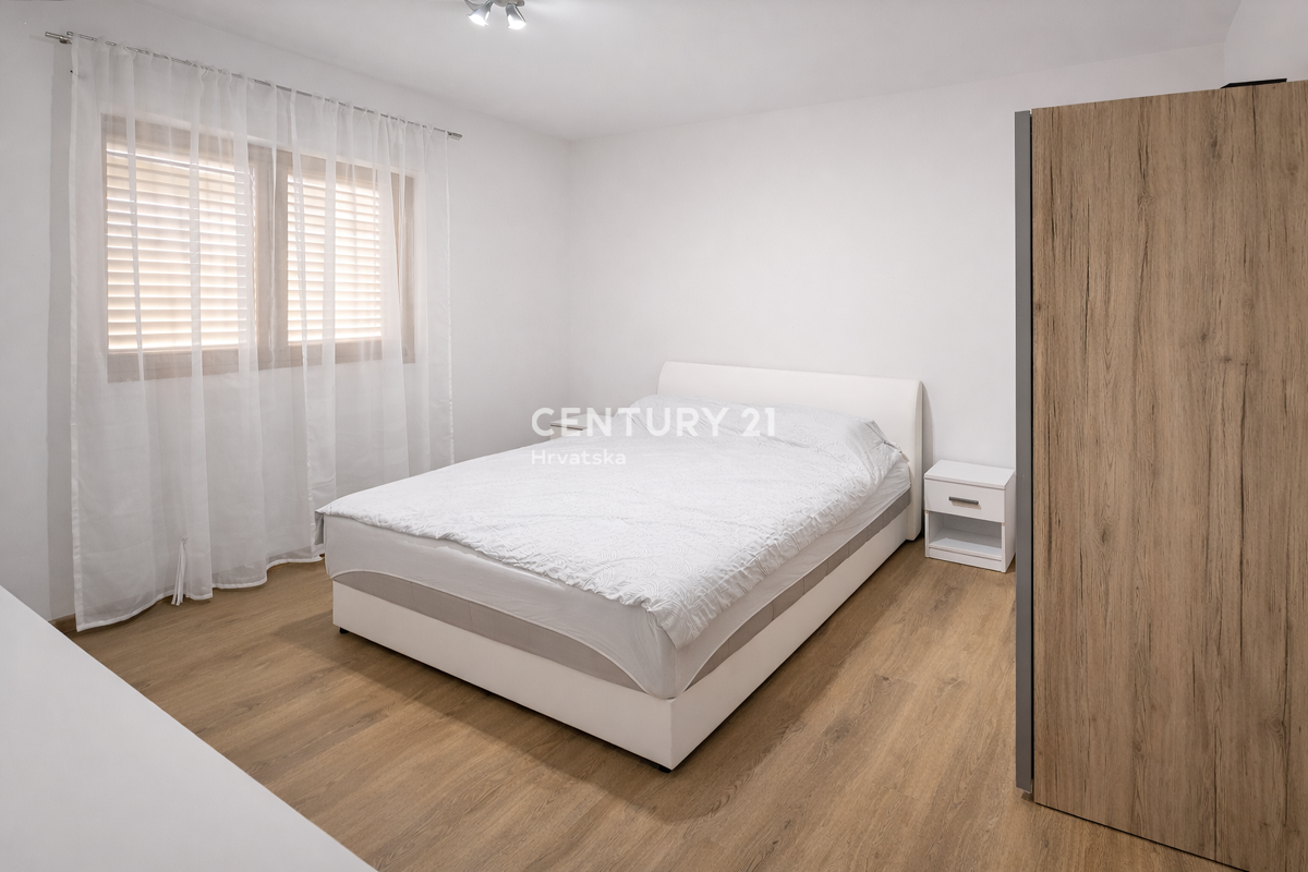 ZADAR, BRIŠEVO, CASA FAMILIARE CON GIARDINO, 145 M2, COMPLETAMENTE RISTRUTTURATA, ARREDATA E SUBITO ABITABILE