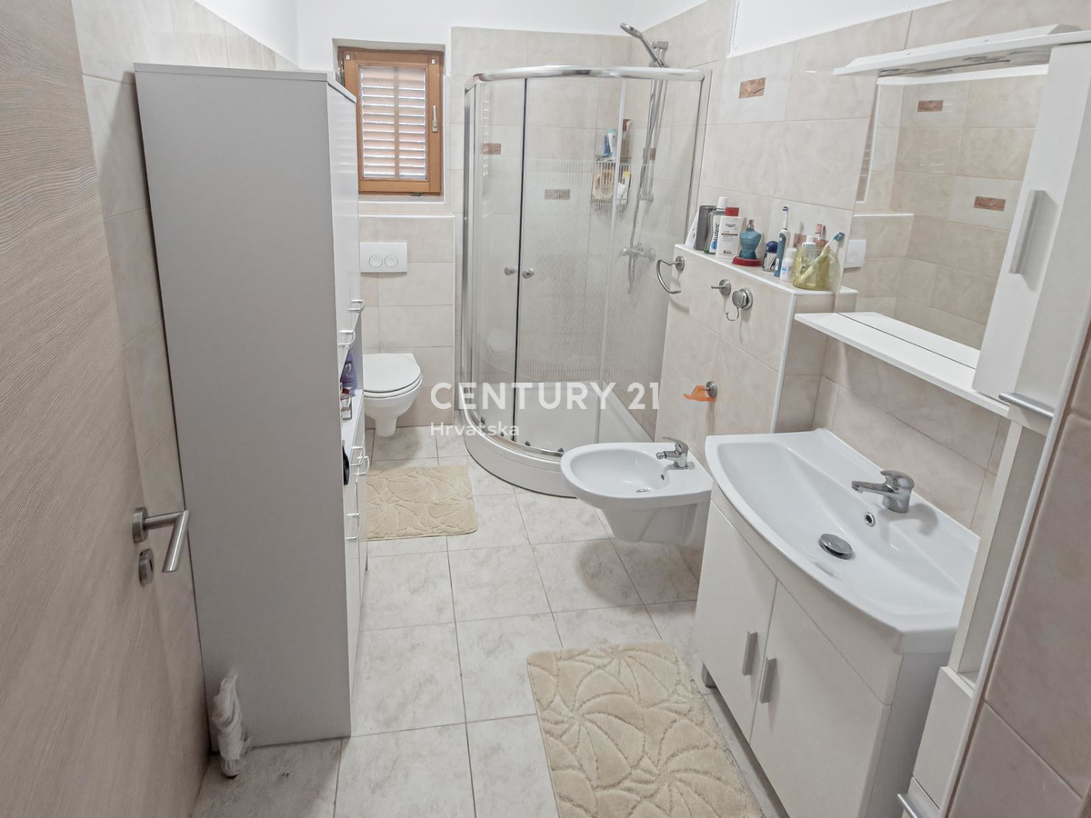 ZADAR, BRIŠEVO, CASA FAMILIARE CON GIARDINO, 145 M2, COMPLETAMENTE RISTRUTTURATA, ARREDATA E SUBITO ABITABILE