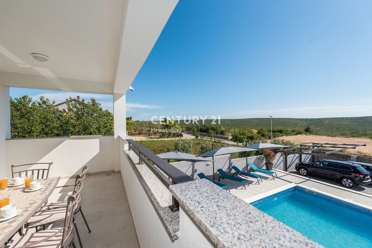 SUKOŠAN: LUSSO SENZA COMPROMESSI, VILLA CON 3 APPARTAMENTI, PISCINA, SAUNA, TERRAZZA SUL TETTO, CORTILE