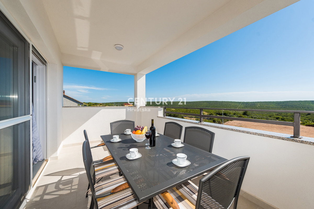 SUKOŠAN: LUSSO SENZA COMPROMESSI, VILLA CON 3 APPARTAMENTI, PISCINA, SAUNA, TERRAZZA SUL TETTO, CORTILE