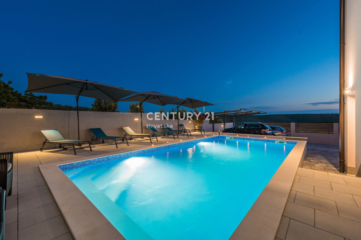 SUKOŠAN: LUSSO SENZA COMPROMESSI, VILLA CON 3 APPARTAMENTI, PISCINA, SAUNA, TERRAZZA SUL TETTO, CORTILE