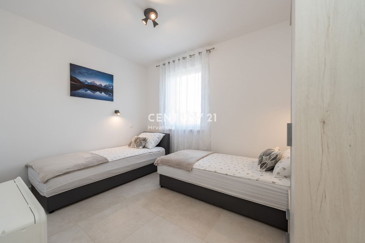 SUKOŠAN: LUSSO SENZA COMPROMESSI, VILLA CON 3 APPARTAMENTI, PISCINA, SAUNA, TERRAZZA SUL TETTO, CORTILE