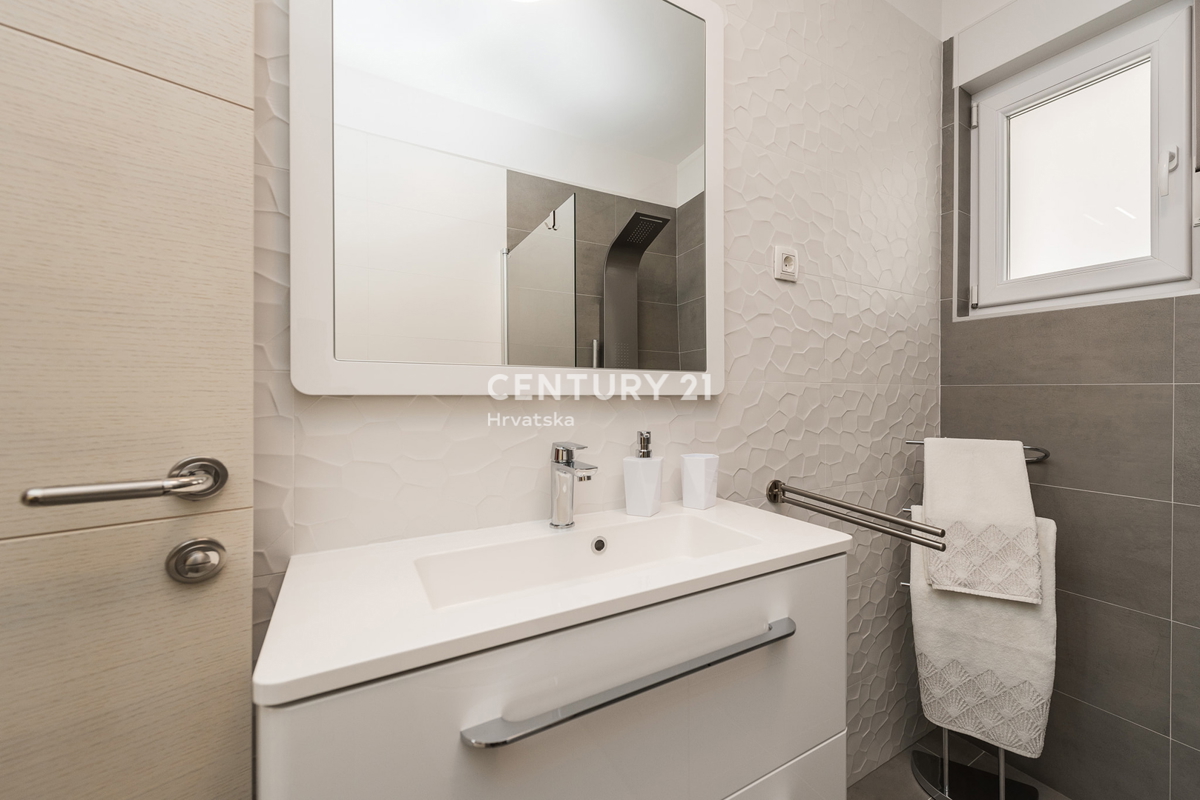 SUKOŠAN: LUSSO SENZA COMPROMESSI, VILLA CON 3 APPARTAMENTI, PISCINA, SAUNA, TERRAZZA SUL TETTO, CORTILE