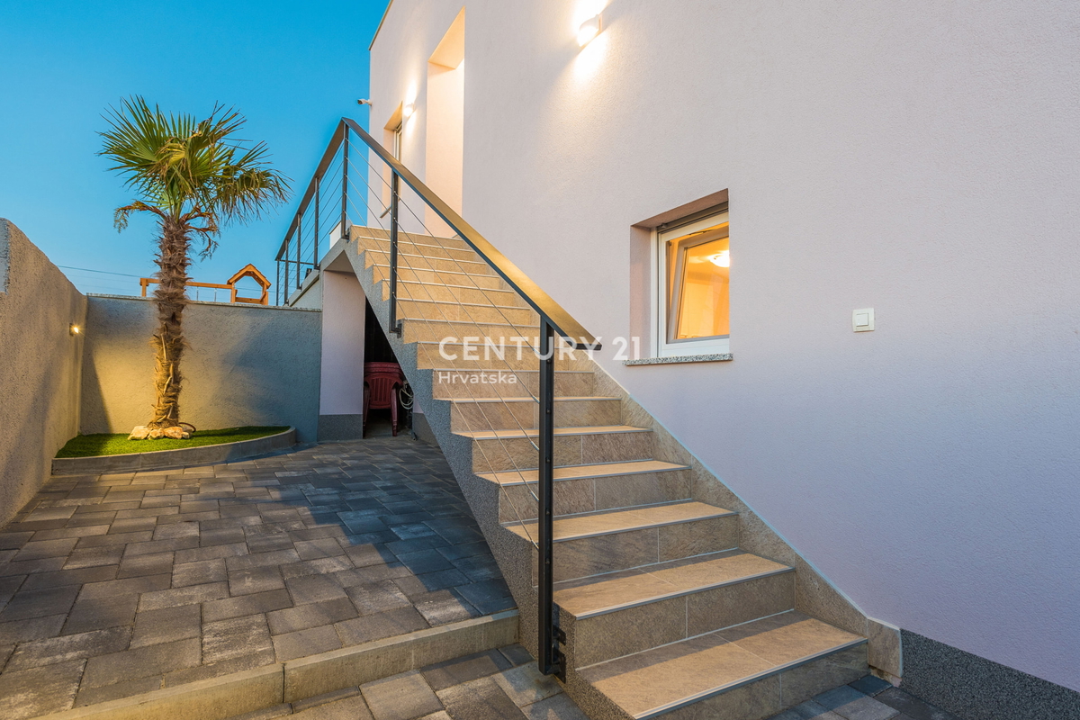 SUKOŠAN: LUSSO SENZA COMPROMESSI, VILLA CON 3 APPARTAMENTI, PISCINA, SAUNA, TERRAZZA SUL TETTO, CORTILE