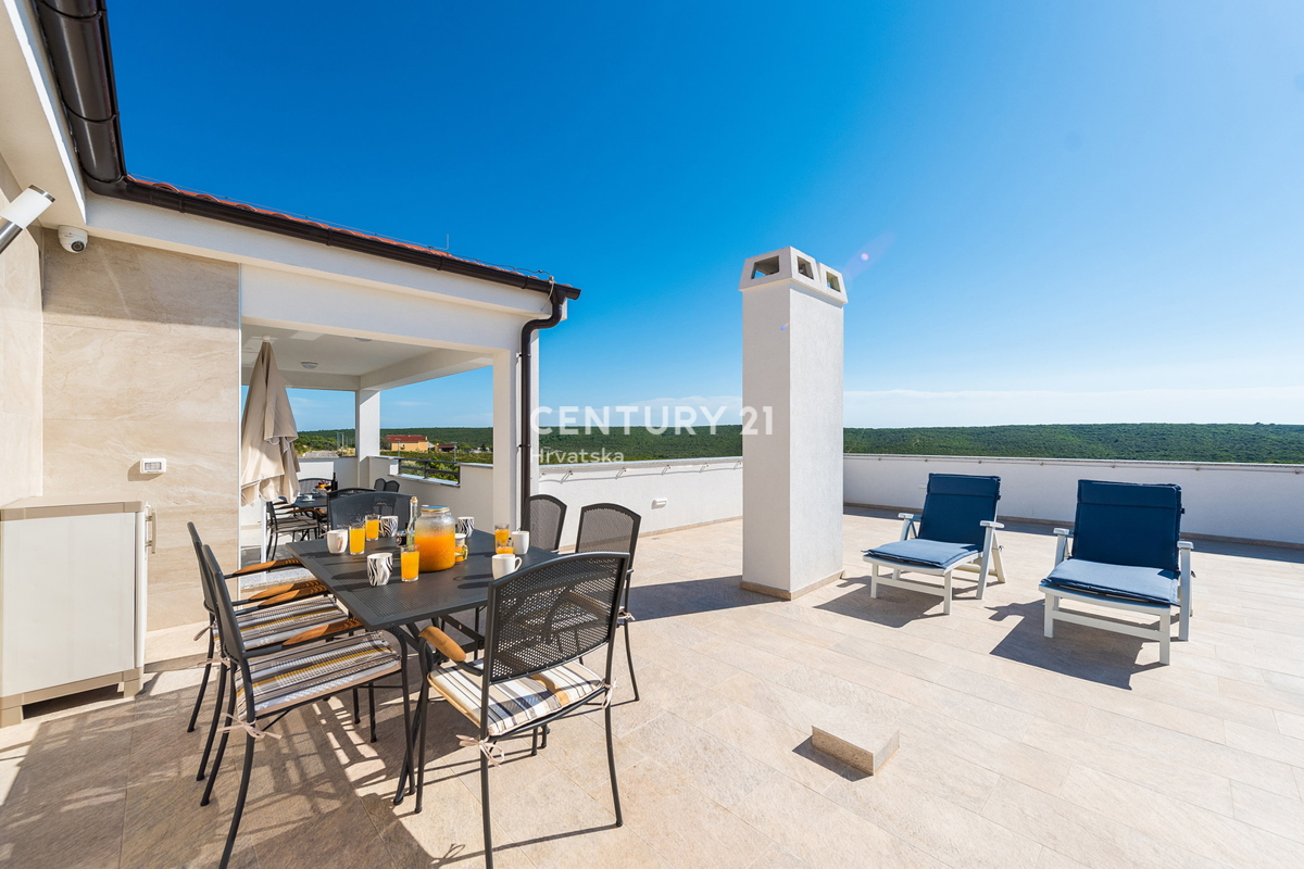 SUKOŠAN: LUSSO SENZA COMPROMESSI, VILLA CON 3 APPARTAMENTI, PISCINA, SAUNA, TERRAZZA SUL TETTO, CORTILE