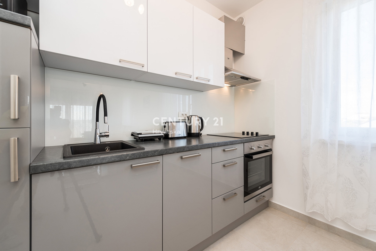 SUKOŠAN: LUSSO SENZA COMPROMESSI, VILLA CON 3 APPARTAMENTI, PISCINA, SAUNA, TERRAZZA SUL TETTO, CORTILE