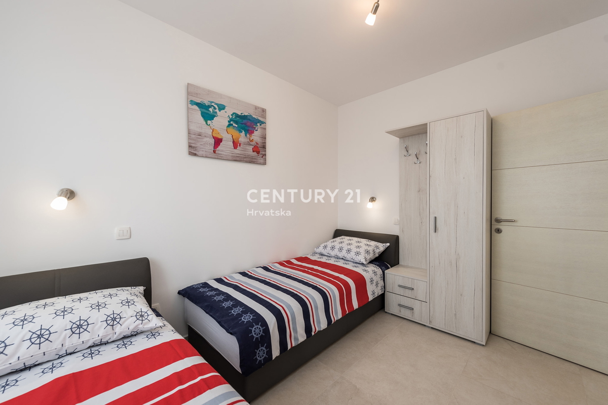 SUKOŠAN: LUSSO SENZA COMPROMESSI, VILLA CON 3 APPARTAMENTI, PISCINA, SAUNA, TERRAZZA SUL TETTO, CORTILE