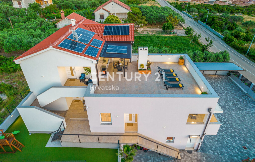 SUKOŠAN: LUSSO SENZA COMPROMESSI, VILLA CON 3 APPARTAMENTI, PISCINA, SAUNA, TERRAZZA SUL TETTO, CORTILE