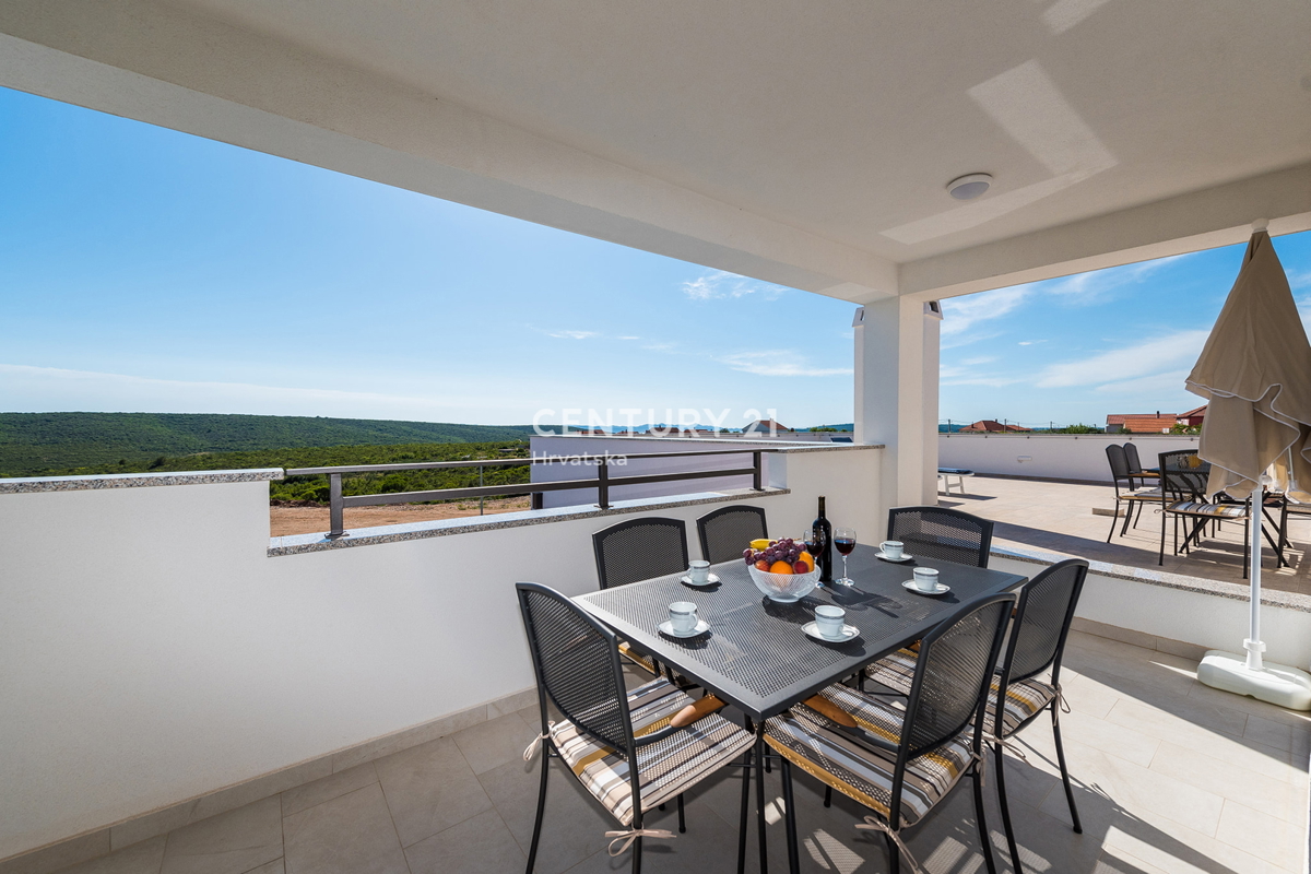 SUKOŠAN: LUSSO SENZA COMPROMESSI, VILLA CON 3 APPARTAMENTI, PISCINA, SAUNA, TERRAZZA SUL TETTO, CORTILE