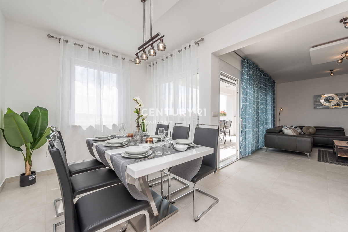 SUKOŠAN: LUSSO SENZA COMPROMESSI, VILLA CON 3 APPARTAMENTI, PISCINA, SAUNA, TERRAZZA SUL TETTO, CORTILE