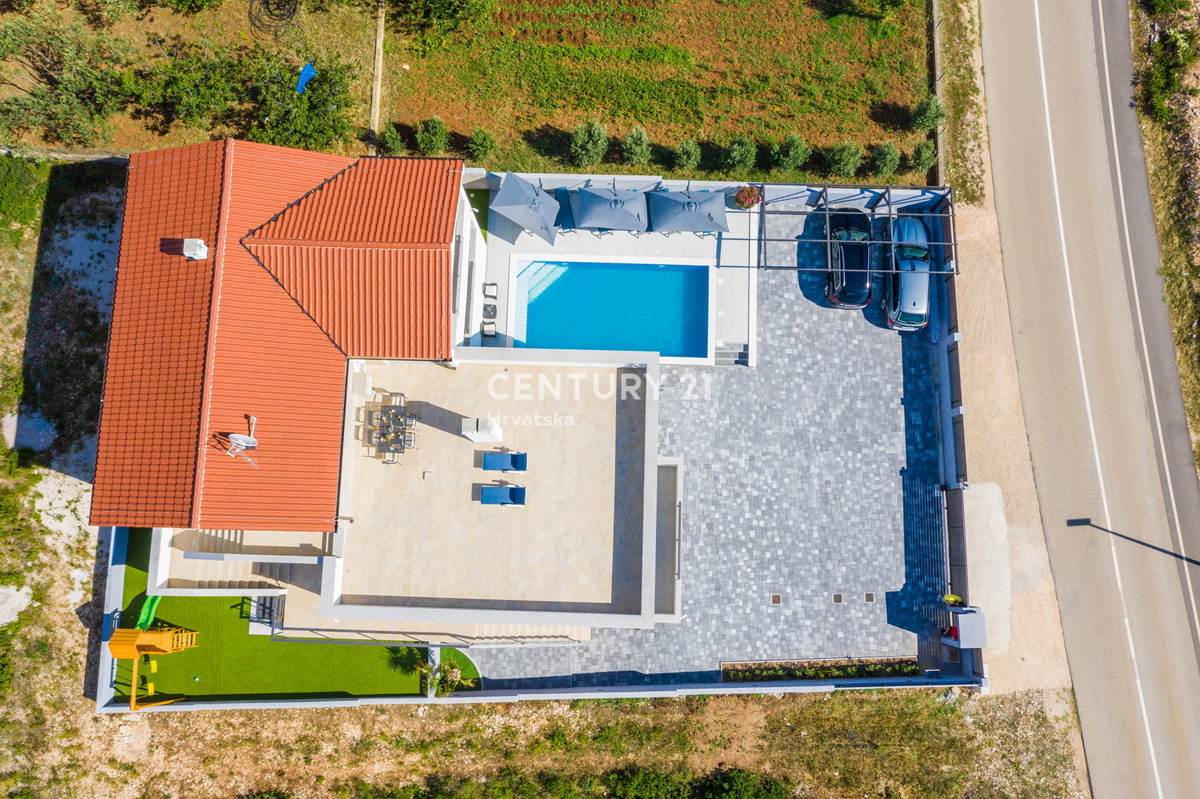 SUKOŠAN: LUSSO SENZA COMPROMESSI, VILLA CON 3 APPARTAMENTI, PISCINA, SAUNA, TERRAZZA SUL TETTO, CORTILE