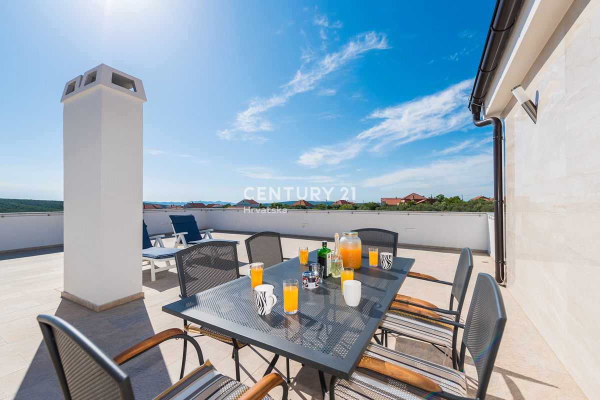 SUKOŠAN: LUSSO SENZA COMPROMESSI, VILLA CON 3 APPARTAMENTI, PISCINA, SAUNA, TERRAZZA SUL TETTO, CORTILE