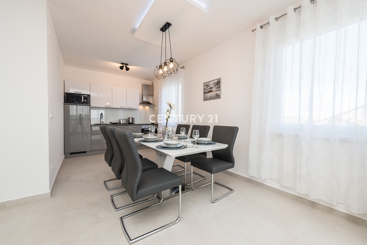 SUKOŠAN: LUSSO SENZA COMPROMESSI, VILLA CON 3 APPARTAMENTI, PISCINA, SAUNA, TERRAZZA SUL TETTO, CORTILE