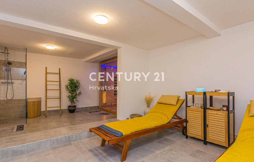 SUKOŠAN: LUSSO SENZA COMPROMESSI, VILLA CON 3 APPARTAMENTI, PISCINA, SAUNA, TERRAZZA SUL TETTO, CORTILE