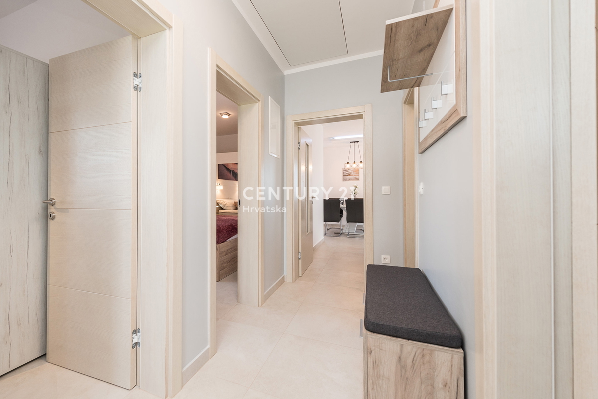 SUKOŠAN: LUSSO SENZA COMPROMESSI, VILLA CON 3 APPARTAMENTI, PISCINA, SAUNA, TERRAZZA SUL TETTO, CORTILE