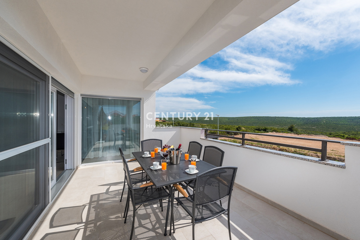 SUKOŠAN: LUSSO SENZA COMPROMESSI, VILLA CON 3 APPARTAMENTI, PISCINA, SAUNA, TERRAZZA SUL TETTO, CORTILE