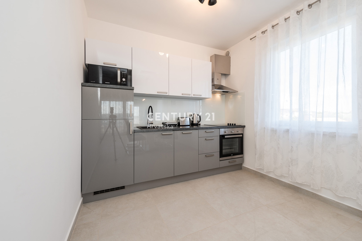 SUKOŠAN: LUSSO SENZA COMPROMESSI, VILLA CON 3 APPARTAMENTI, PISCINA, SAUNA, TERRAZZA SUL TETTO, CORTILE