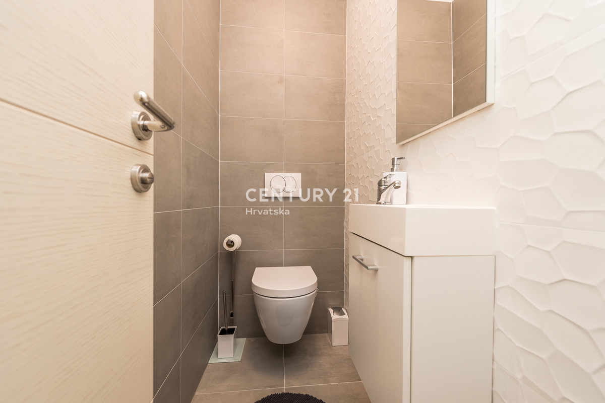 SUKOŠAN: LUSSO SENZA COMPROMESSI, VILLA CON 3 APPARTAMENTI, PISCINA, SAUNA, TERRAZZA SUL TETTO, CORTILE