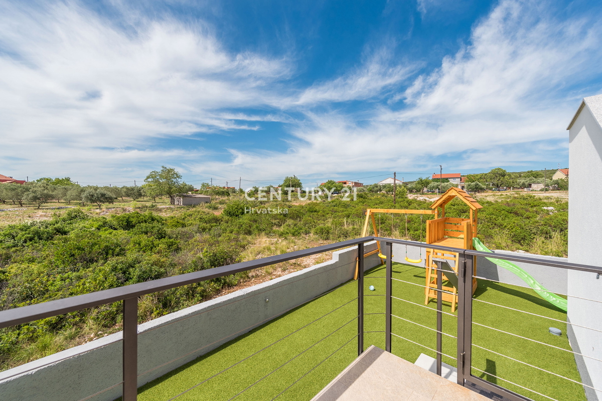 SUKOŠAN: LUSSO SENZA COMPROMESSI, VILLA CON 3 APPARTAMENTI, PISCINA, SAUNA, TERRAZZA SUL TETTO, CORTILE