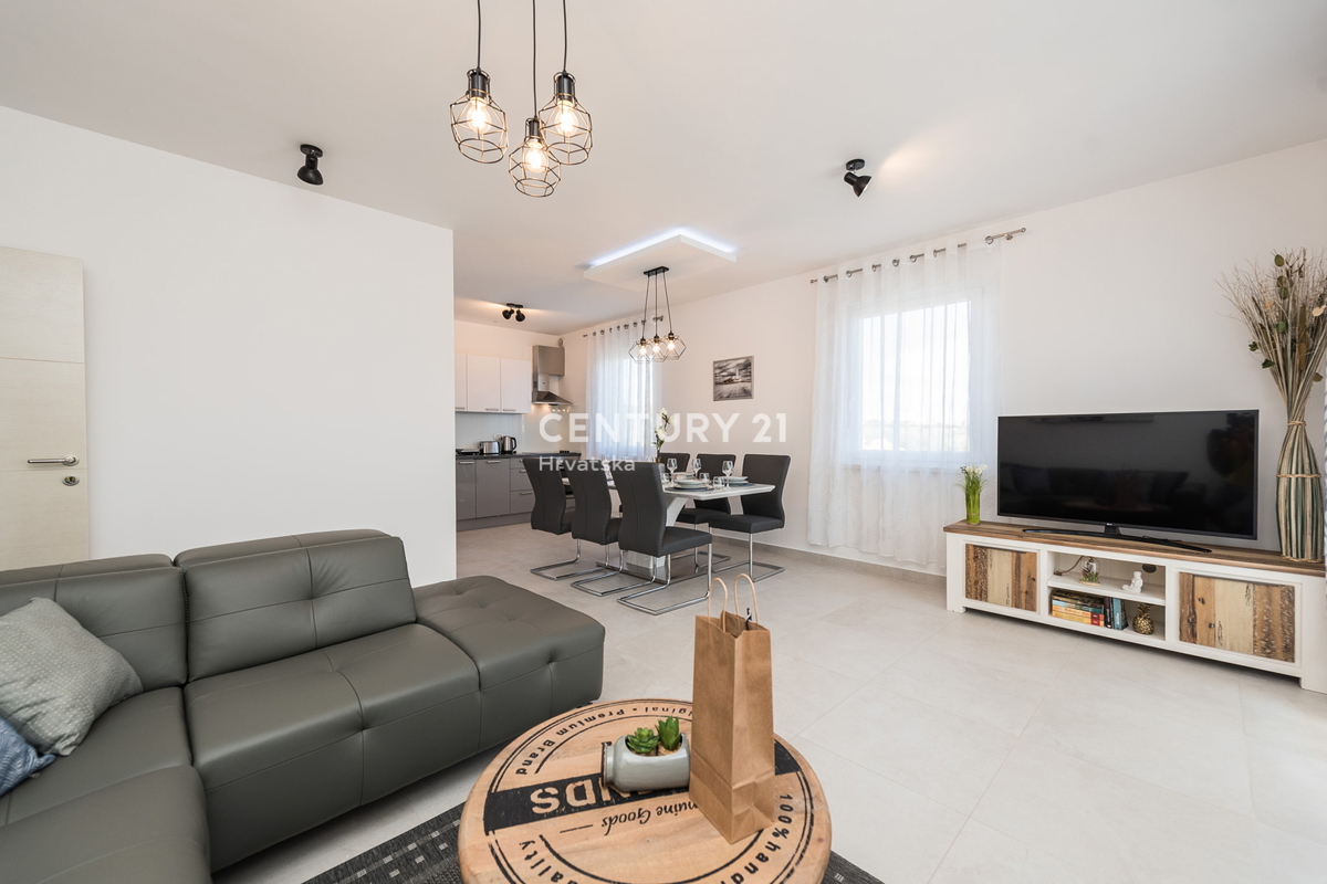 SUKOŠAN: LUSSO SENZA COMPROMESSI, VILLA CON 3 APPARTAMENTI, PISCINA, SAUNA, TERRAZZA SUL TETTO, CORTILE