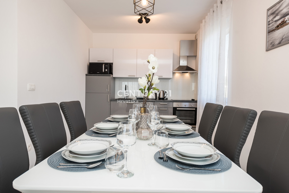 SUKOŠAN: LUSSO SENZA COMPROMESSI, VILLA CON 3 APPARTAMENTI, PISCINA, SAUNA, TERRAZZA SUL TETTO, CORTILE