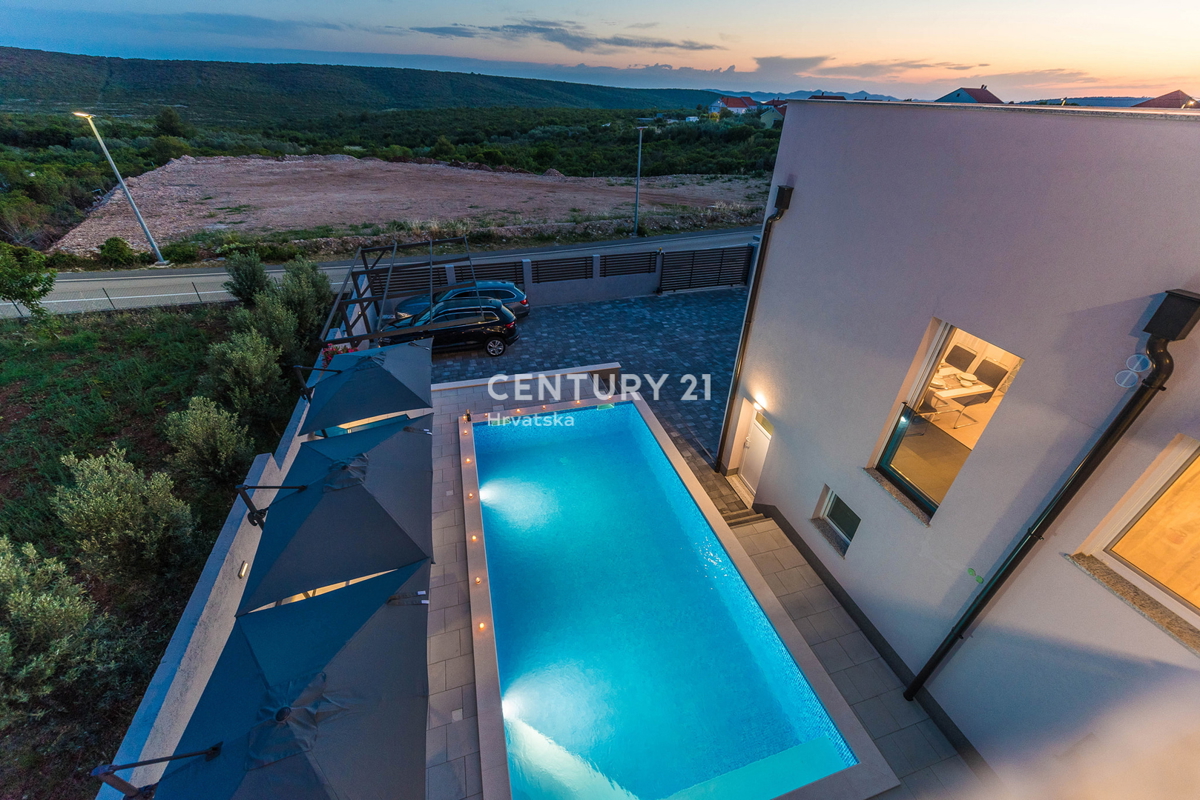 SUKOŠAN: LUSSO SENZA COMPROMESSI, VILLA CON 3 APPARTAMENTI, PISCINA, SAUNA, TERRAZZA SUL TETTO, CORTILE