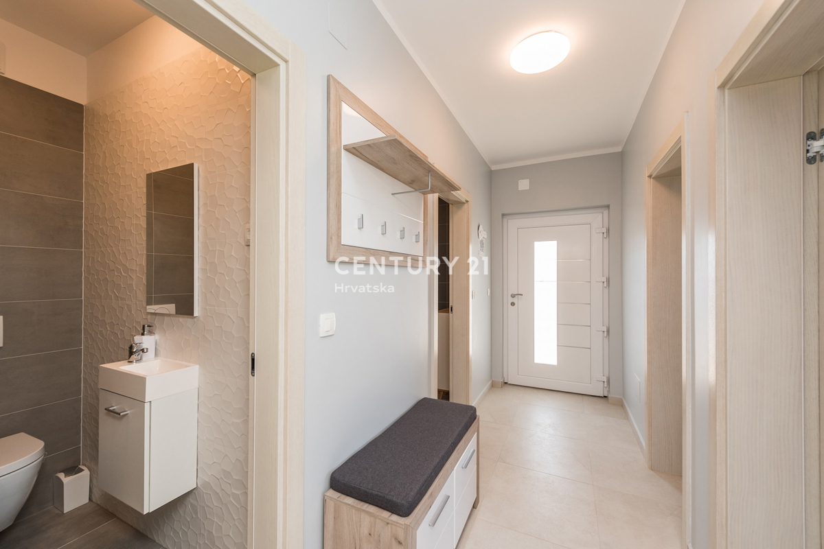 SUKOŠAN: LUSSO SENZA COMPROMESSI, VILLA CON 3 APPARTAMENTI, PISCINA, SAUNA, TERRAZZA SUL TETTO, CORTILE